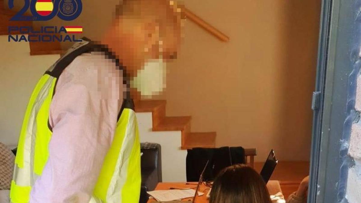Policías nacionales que investigan delitos sexuales