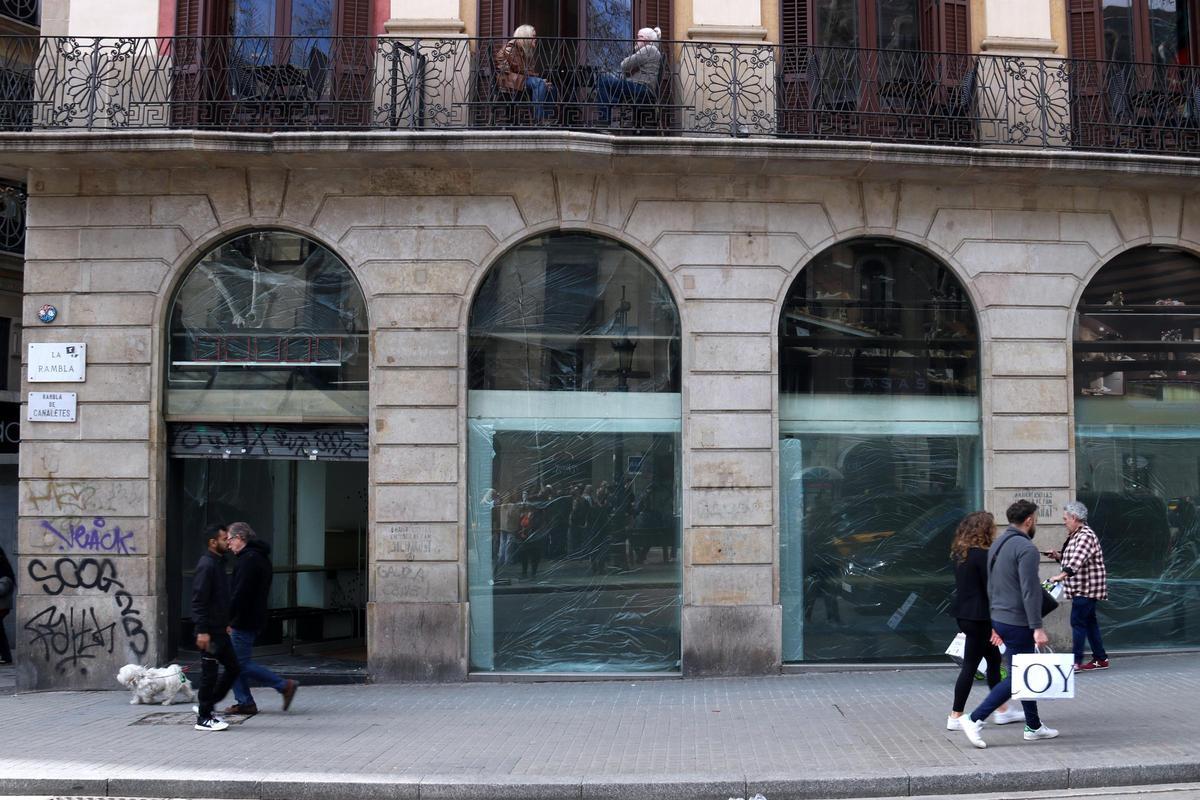 Local que acaba de abandonar la icónica zapatería Casas de La Rambla de Barcelona