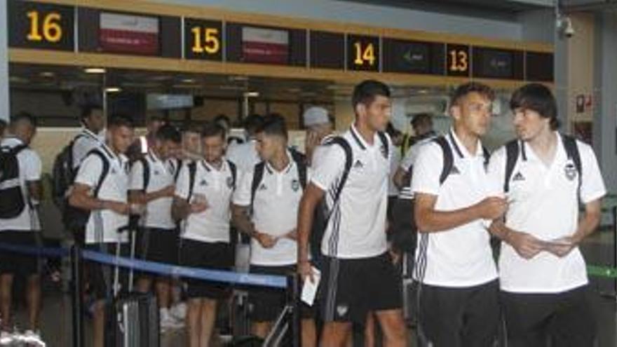 Los futbolistas del Valencia, ayer, antes de subir al avión hacia Finlandia.