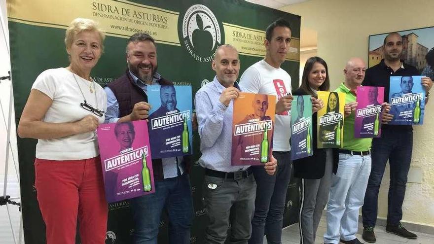 Los chigreros Pilar Álvarez, Pedro Caramés, Daniel Álvarez, Alejandro Morán, Alejandra Venegas y Ricardo Suárez, protagonistas de la campaña, junto al gerente de la DOP &quot;Sidra de Asturias&quot;, Daniel Ruiz, en Villaviciosa, ayer.