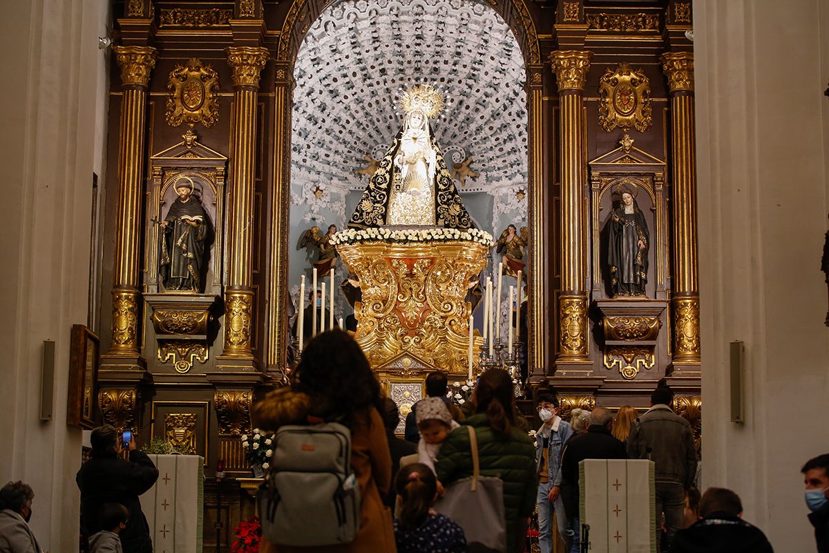 Bajo el manto de la Virgen de los Dolores