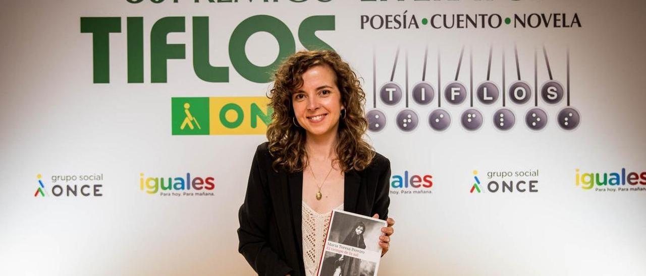 María Teresa Pereiro, con el premio Tiflos de Novela.