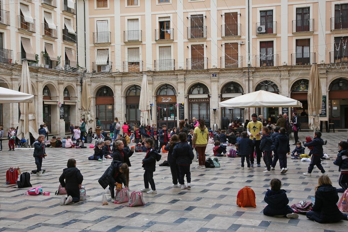 Escolares en la Plaça de Dins de Alcoy este jueves, esperando a entrar en el Teatro Principal para ver el Betlem de Tirisiti.