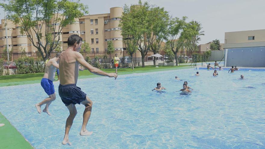 El Ayuntamiento de Elche abrirá las piscinas municipales el sábado