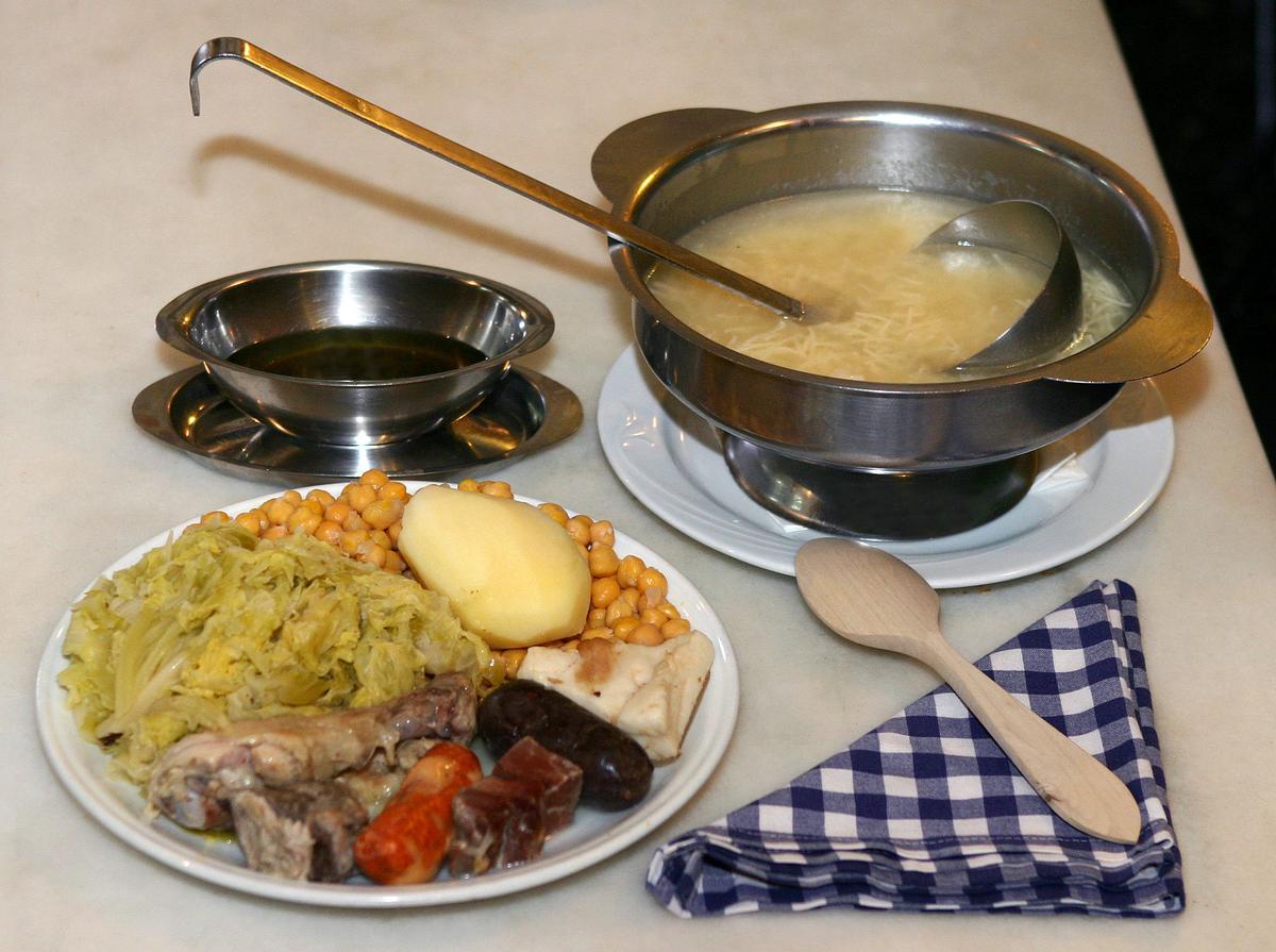 El cocido madrileño lleva sopa, garbanzos, carne y verduras