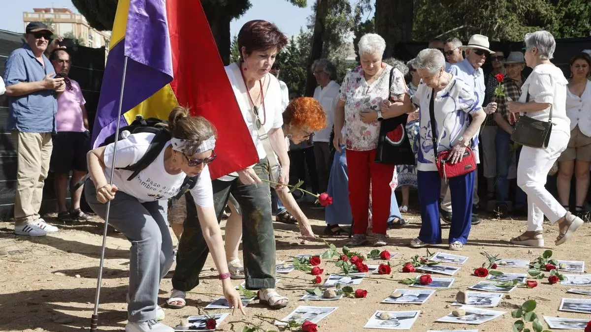 El movimiento memorialista de Córdoba recuerda a las víctimas del franquismo con la duda de la continuidad de las exhumaciones