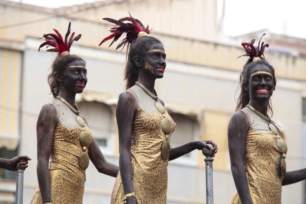 Los niños de todas las comparsas consiguen lucirse durante el Desfile Infantil a pesar del tiempo