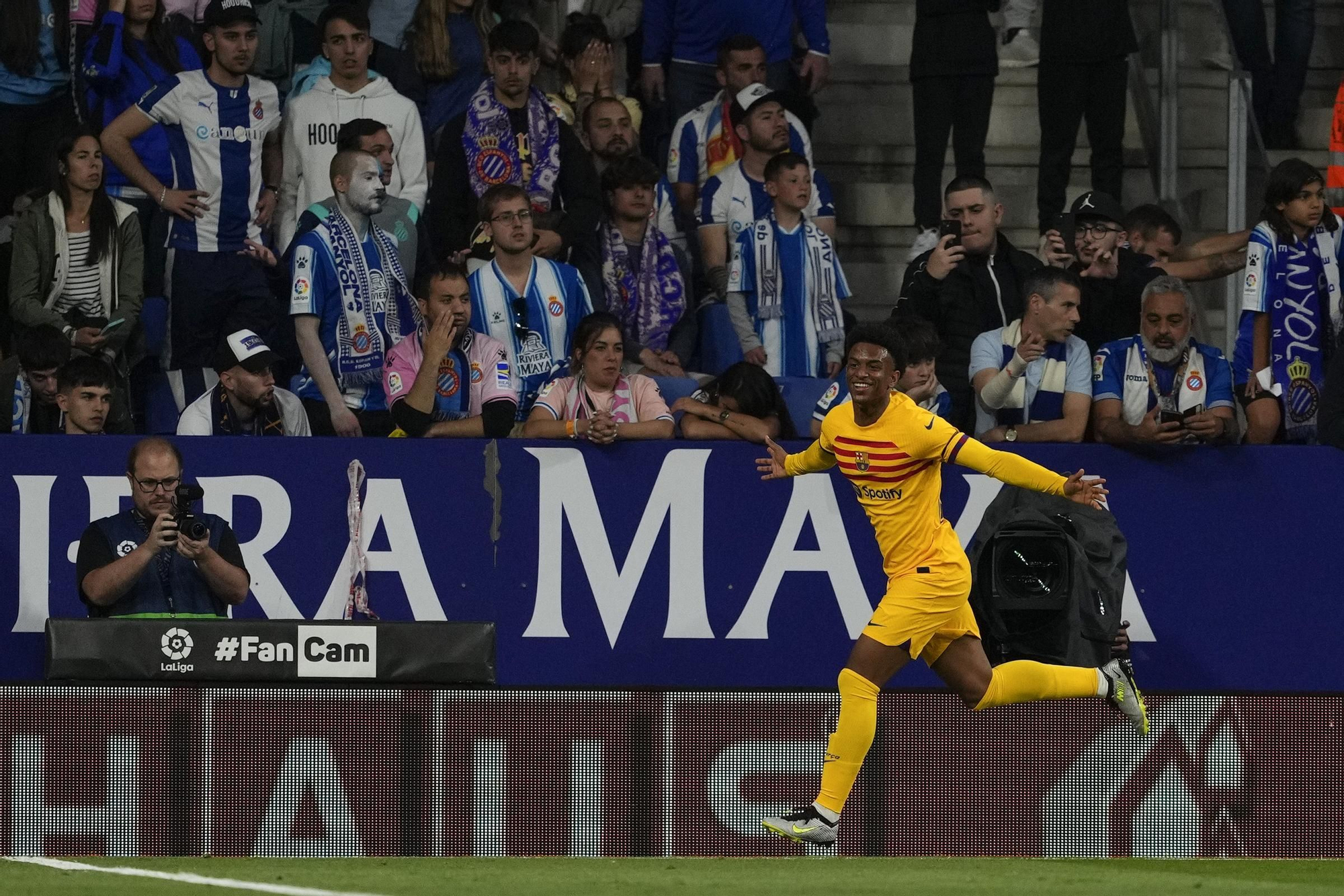 2-4. El Barça atropella al Espanyol y se proclama campeón de LaLiga