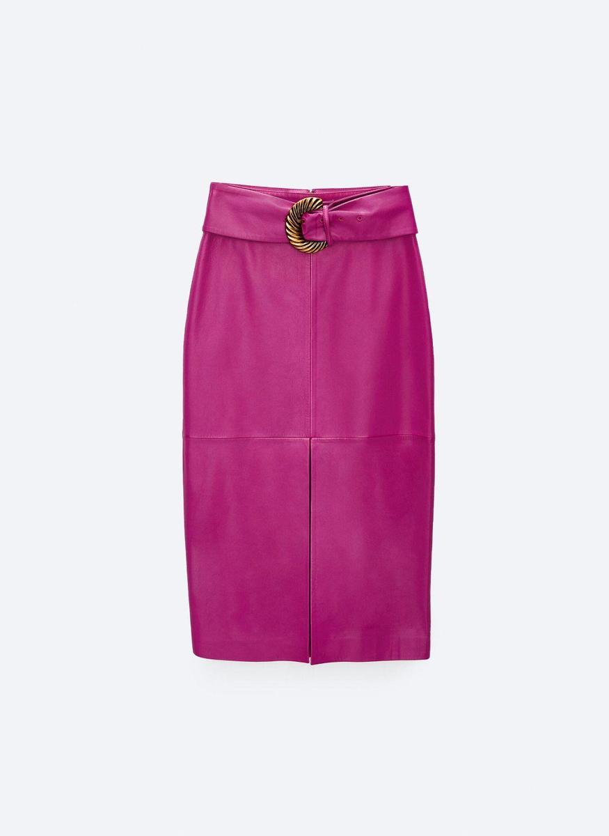 Falda midi de cuero fucsia con cinturón y abertura de Uterqüe