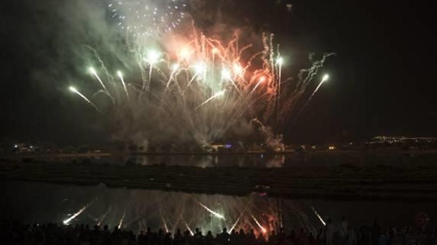 El castell de focs és un dels actes més multitudinaris de la festa major