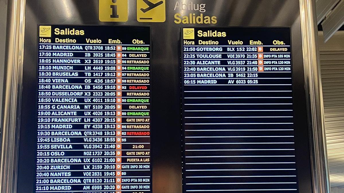 Archivo - Pantalla informativa del aeropuerto de Palma