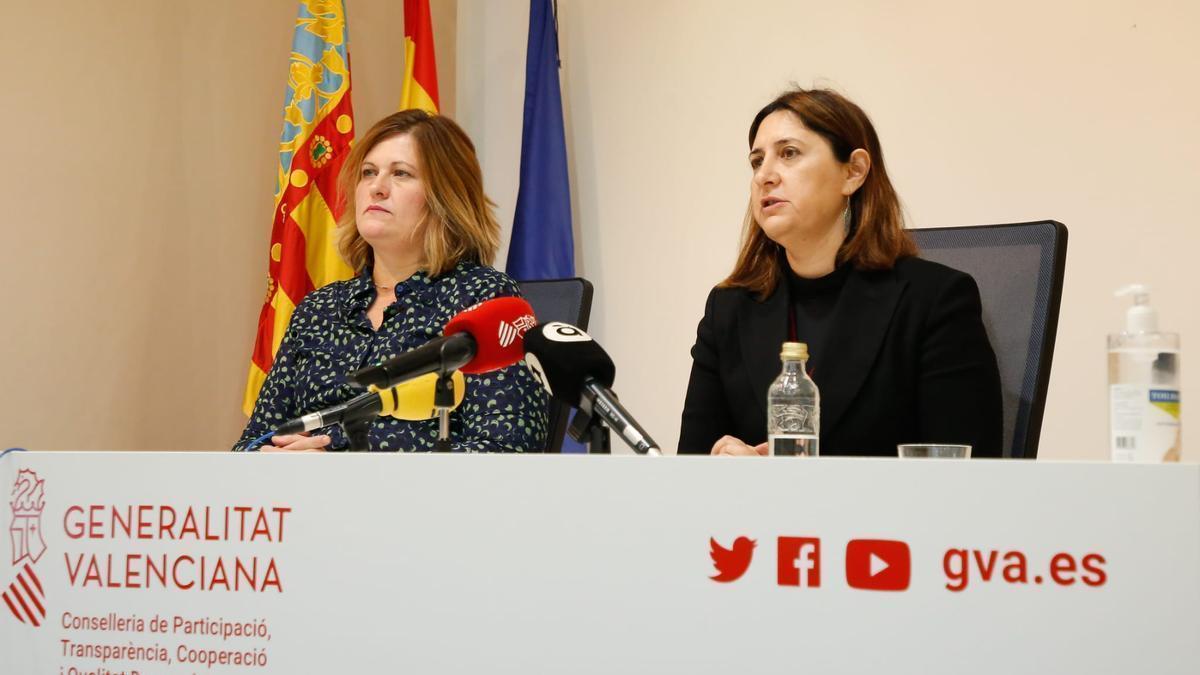 La consellera Rosa Pérez Garijo (derecha) junto a la investigadora del Fisabio.