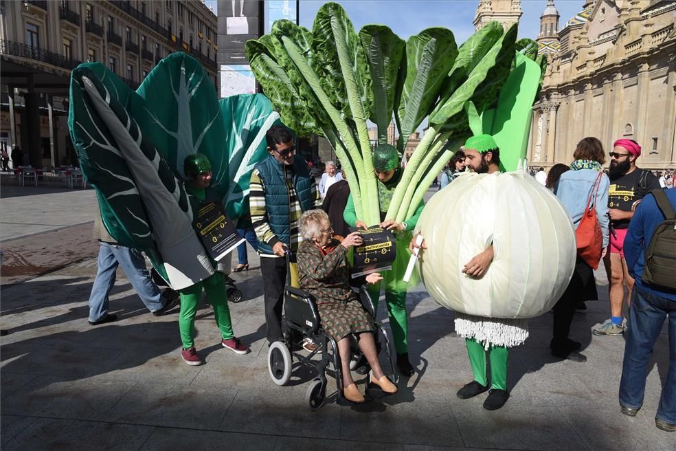 Miles de personas comen en la plaza del Pilar alimentos que iban a desecharse