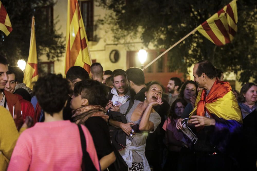 Anhänger der katalanischen Separatisten demonstrieren auf dem Rathausplatz von Palma