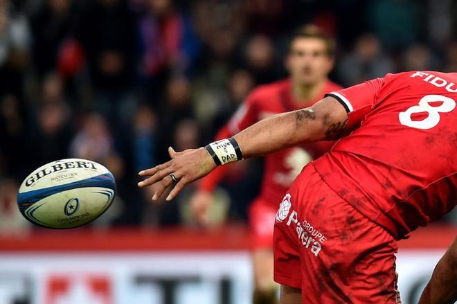 Jerome Kaino  del Toulouse realiza un pase durante la Copa de Europa de rugby entre  Toulouse y Wasps, en el estadio Ernest Wallon en Toulouse, Francia