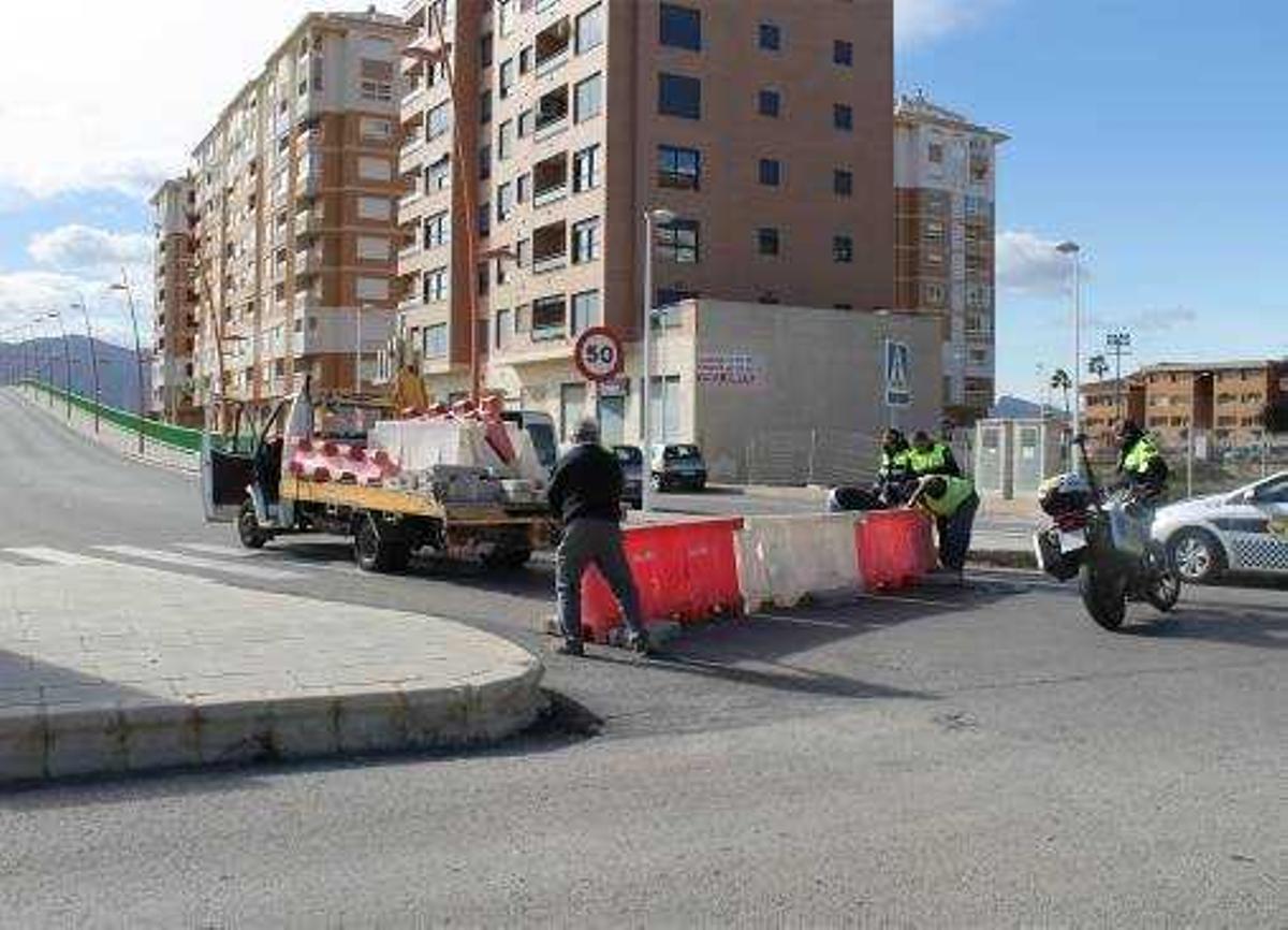 El viento derriba dos enormes torres de luz en Sollana y suspende las clases en colegios