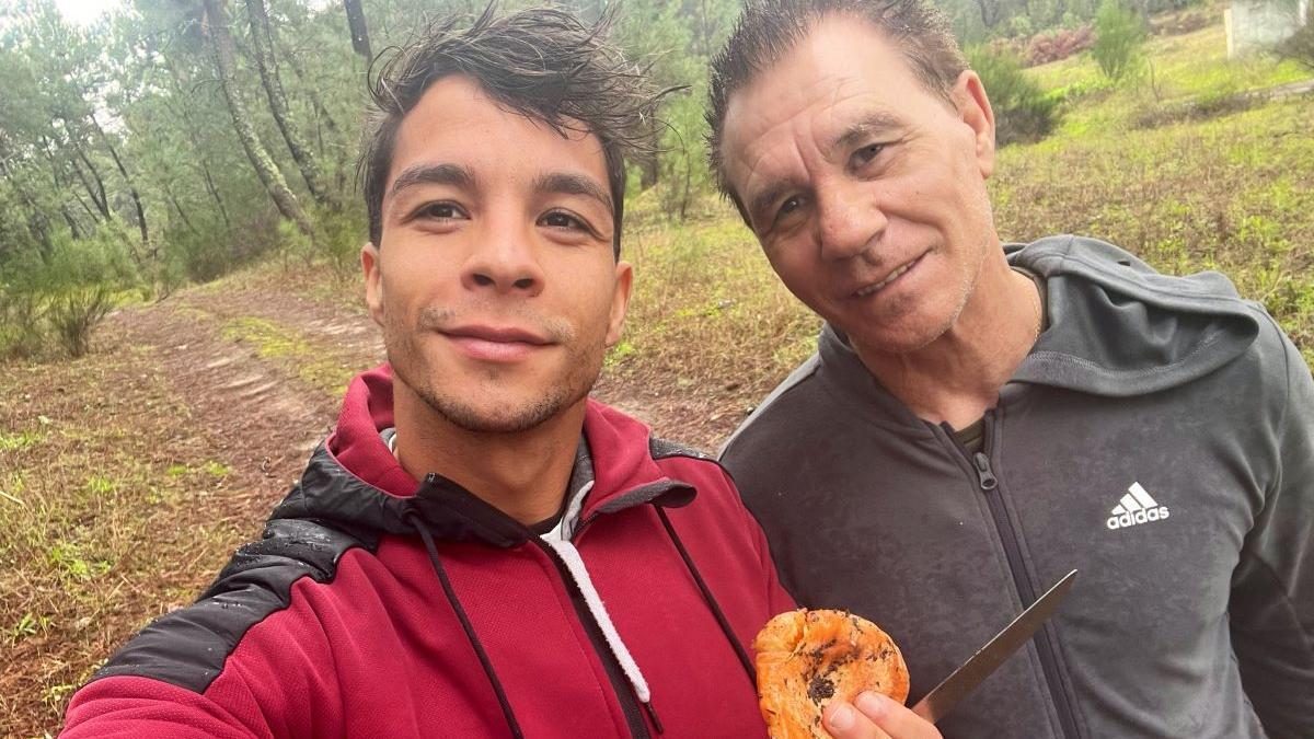 Óliver se hace un autorretratro con su padre en el campo.