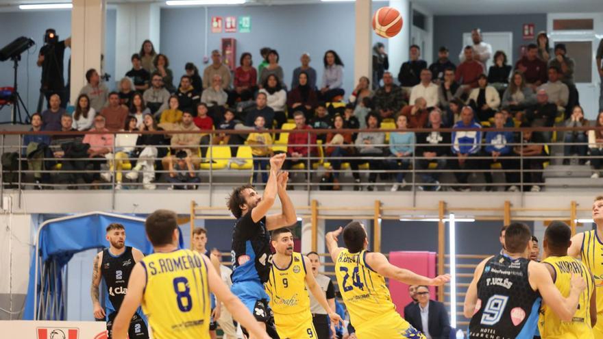 Jordi Grimau tira a canasta en un lance del partido de ayer en sa Pedrera. | MARCELO SASTRE