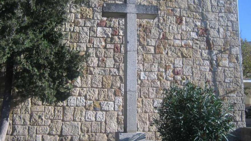 En la fotografía, Cruz de los Caídos, situada en el entorno del antiguo centro de salud.