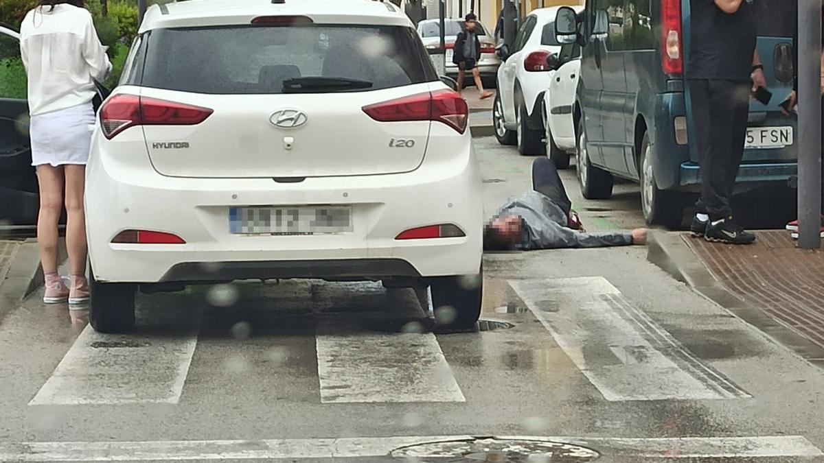 El hombre tirado en la calzada mientras llegaban los equipos de emergencias.