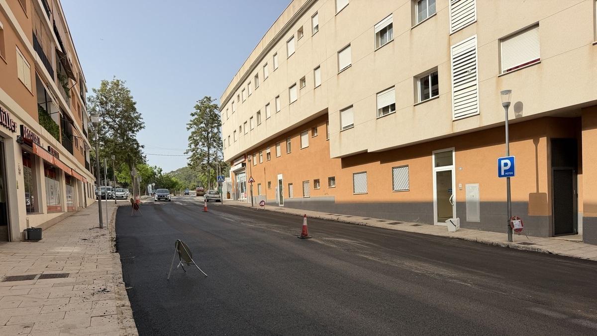 Carrer Mestre Tomeu Esteva de Andratx, asfaltado durante estos días.