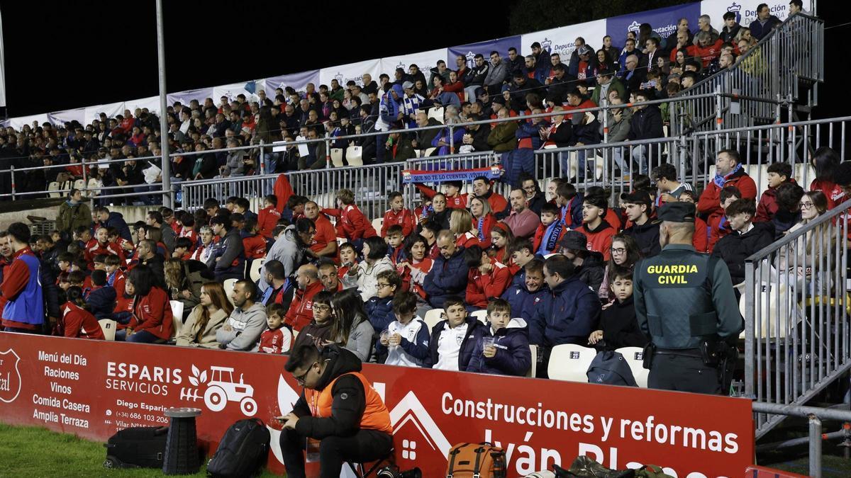 La afición del Negreira, durante un partido de esta temporada.