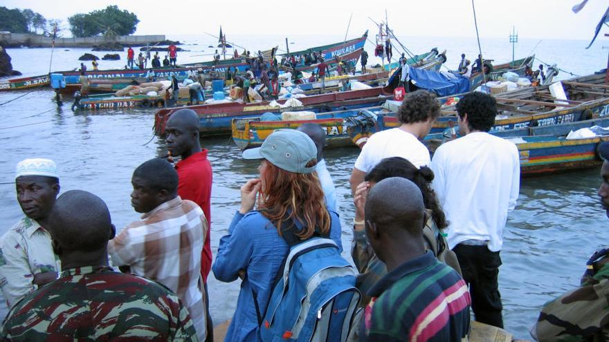 Vista de un puerto de Guinea Conakry atestado de cayucos.