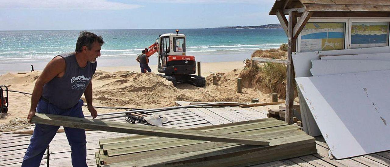 Instalación el pasado verano de uno de los chiringuitos de A Lanzada.