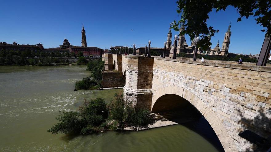 El cierre total del Puente de Piedra para analizar su estado cambia de día