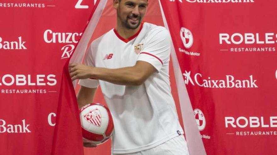 Nolito, ayer, durante su presentación con el Sevilla. // Efe