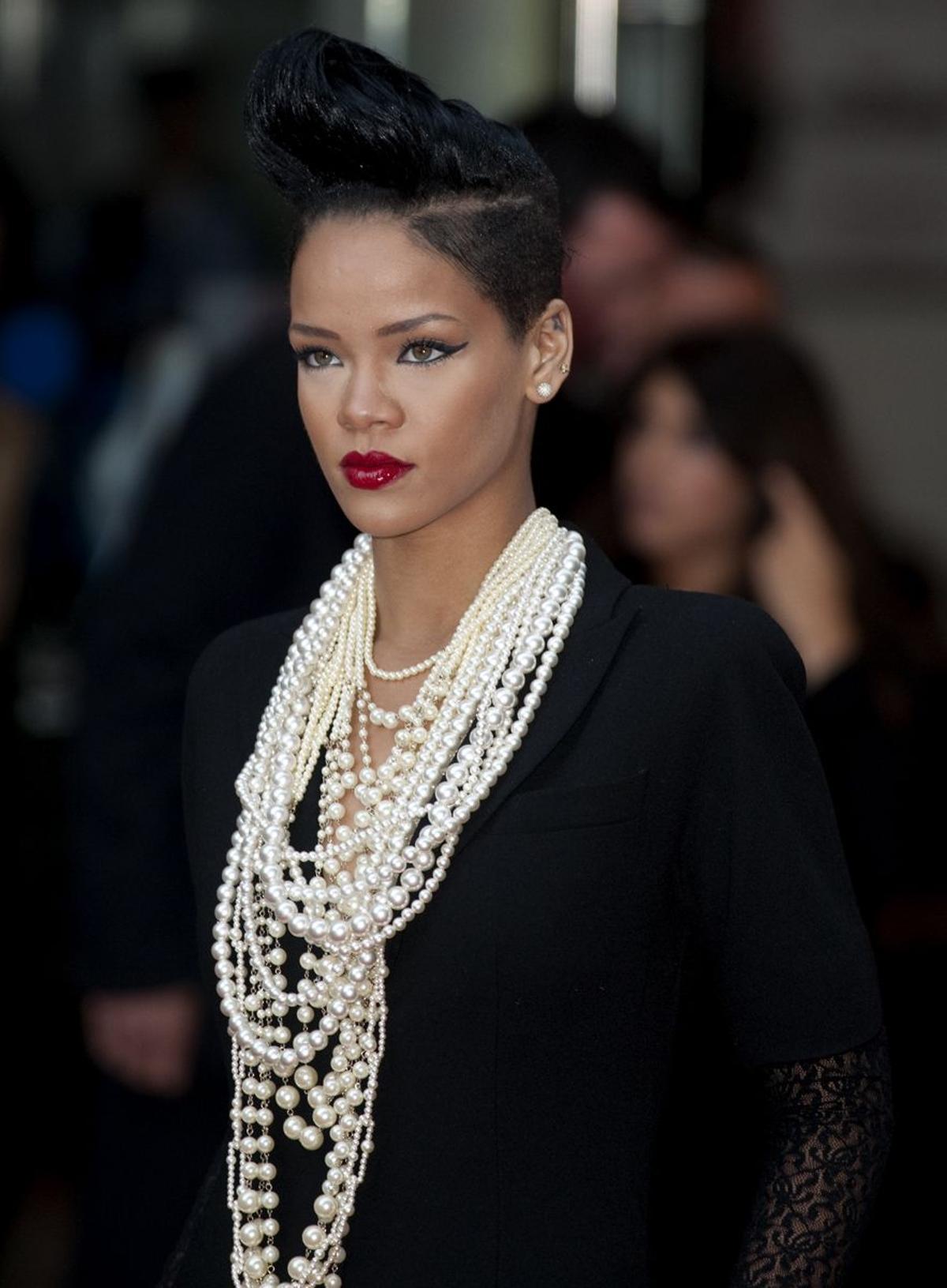 Rihanna lleva múltiples collares de perlas