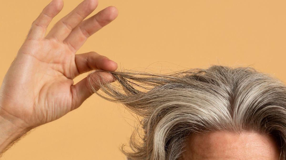 Con estos cuatro ingredientes podrás solucionar el problema de las canas en tu pelo
