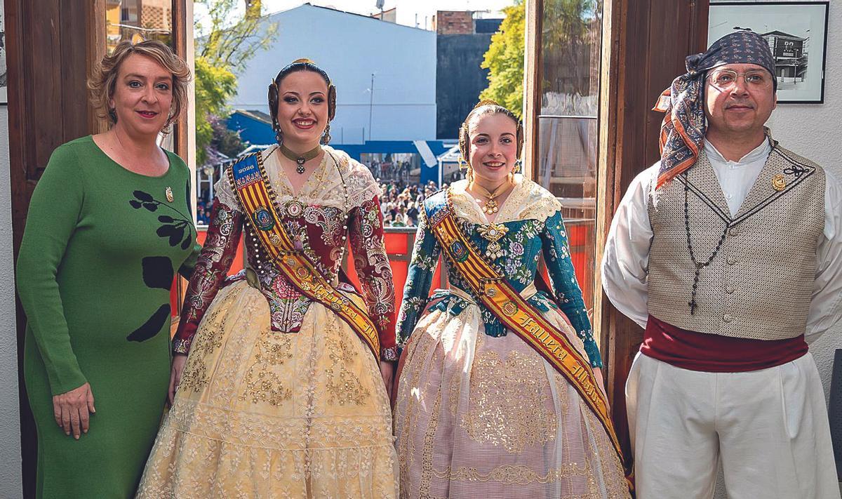La alcaldesaEva Sanz junto a las Falleras Mayores de Benetússer, Nairobi Gil y Elisa Moreno.