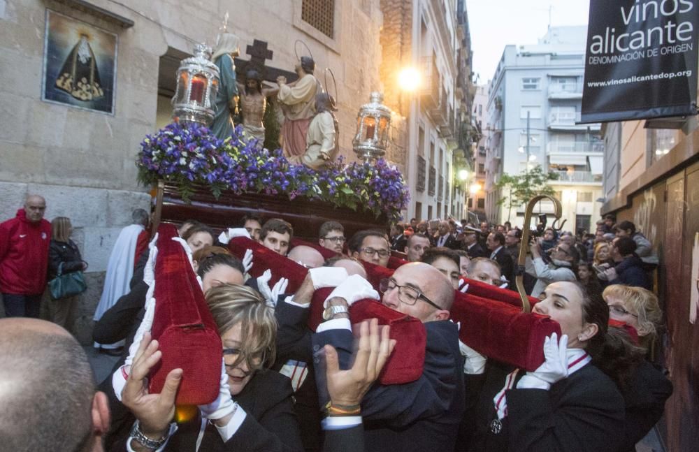 El numeroso cortejo de damas de mantilla caracteriza a esta hermandad