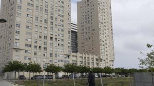 Criteria posa el cartell d’"es ven" als seus habitatges protegits