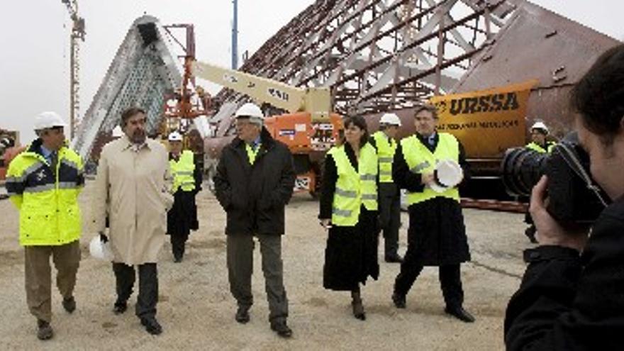 El pabellón puente completa su ensamblaje y ya une las dos orillas