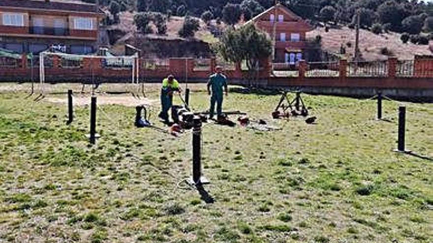 Unos operarios realizando labores de mejora en el municipio.