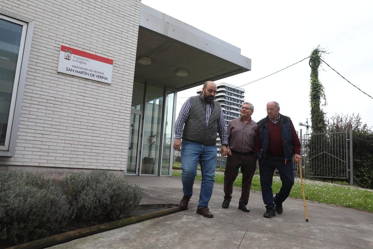 Nicieza, en primer término, a la izquierda