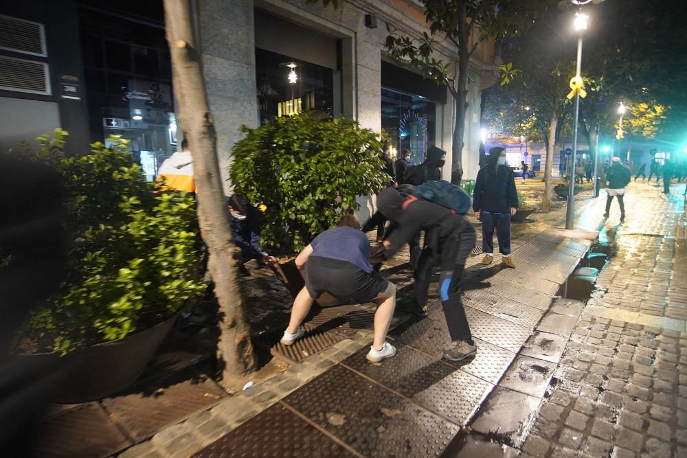 La marxa dels CDRs a Girona acaba amb enfrontaments amb la policia i contenidors cremats