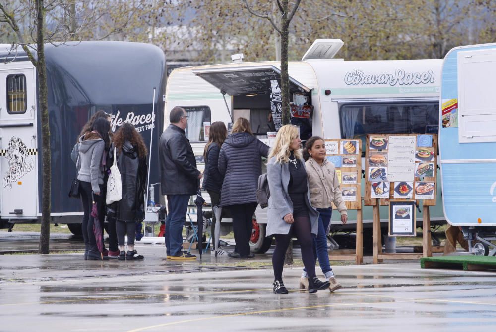 El Food Truck Market de Salt aguanta la pluja