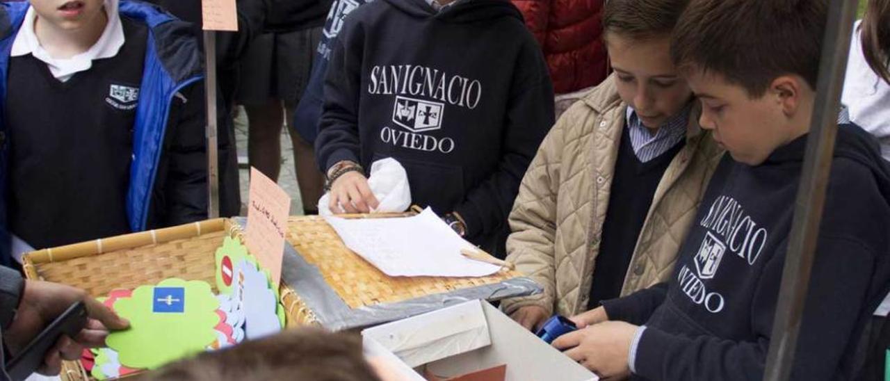 Alumnos del colegio San Ignacio, ayer, en su puesto de venta.