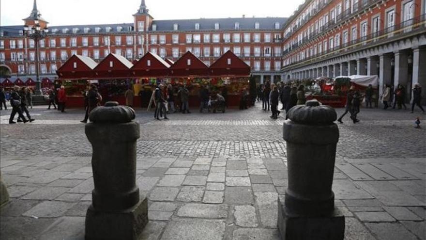 Carmena apuesta por &quot;feminizar&quot; la Plaza Mayor colocando flores y árboles