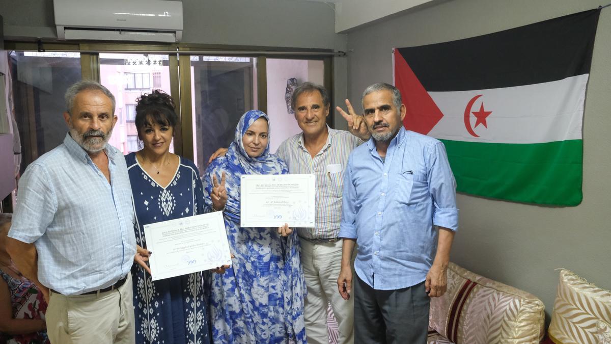 De izquierda a derecha, Felipe Briones, Ángela Carrillo, Sultana Khaya, Francisco José Alonso y el responsable de la Delegación Saharaui para Alicante, Lehbib Alisalem.