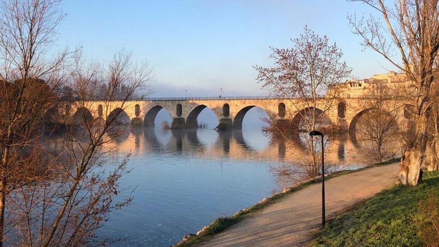 El puente de piedra sobre el río Duero a su paso por Zamora, esta mañana.