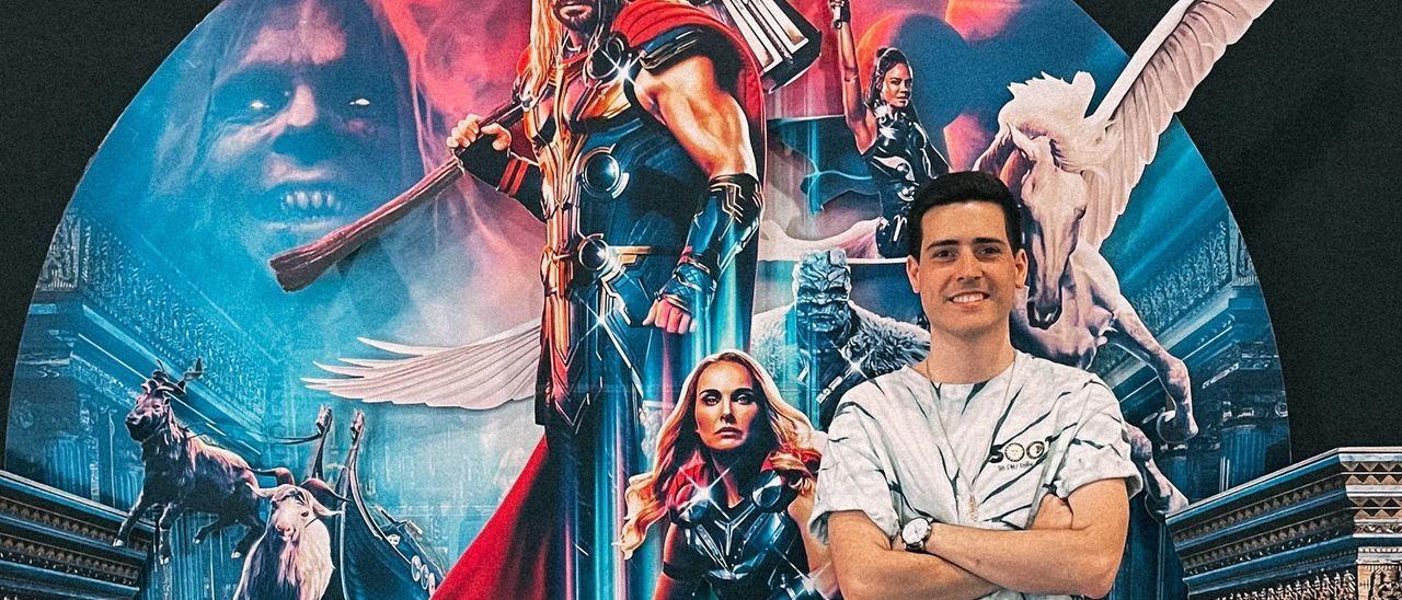 El zaragozano Pablo Ibáñez junto al cartel de la película ‘Thor: Love and Thunder’, en la que ha trabajado.