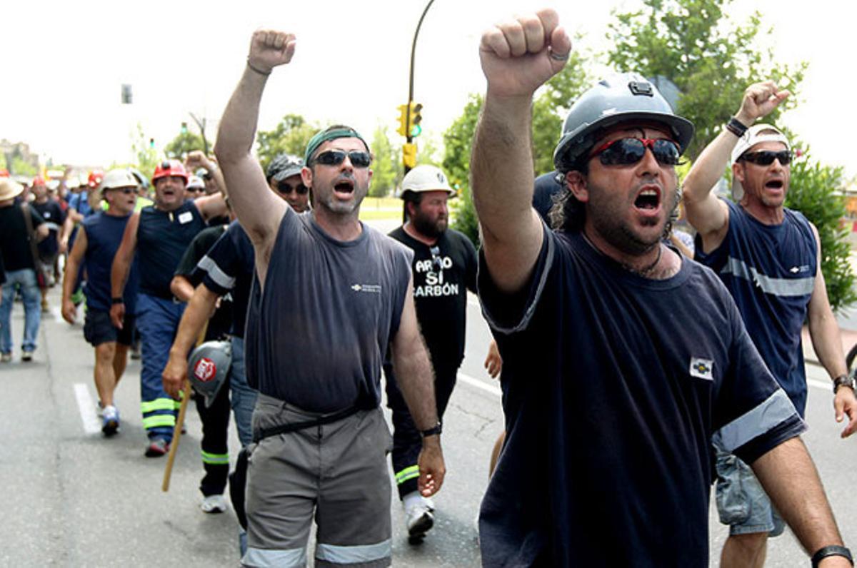 Un grup de miners, a l’arribar a Saragossa, on ha finalitzat la ’marxa negra’ amb un emotiu i multitudinari acte per demanar al Govern la reconsideració de les decisions que afecten les comarques mineres.