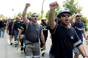 Un grup de miners, a l’arribar a Saragossa, on ha finalitzat la ’marxa negra’ amb un emotiu i multitudinari acte per demanar al Govern la reconsideració de les decisions que afecten les comarques mineres.