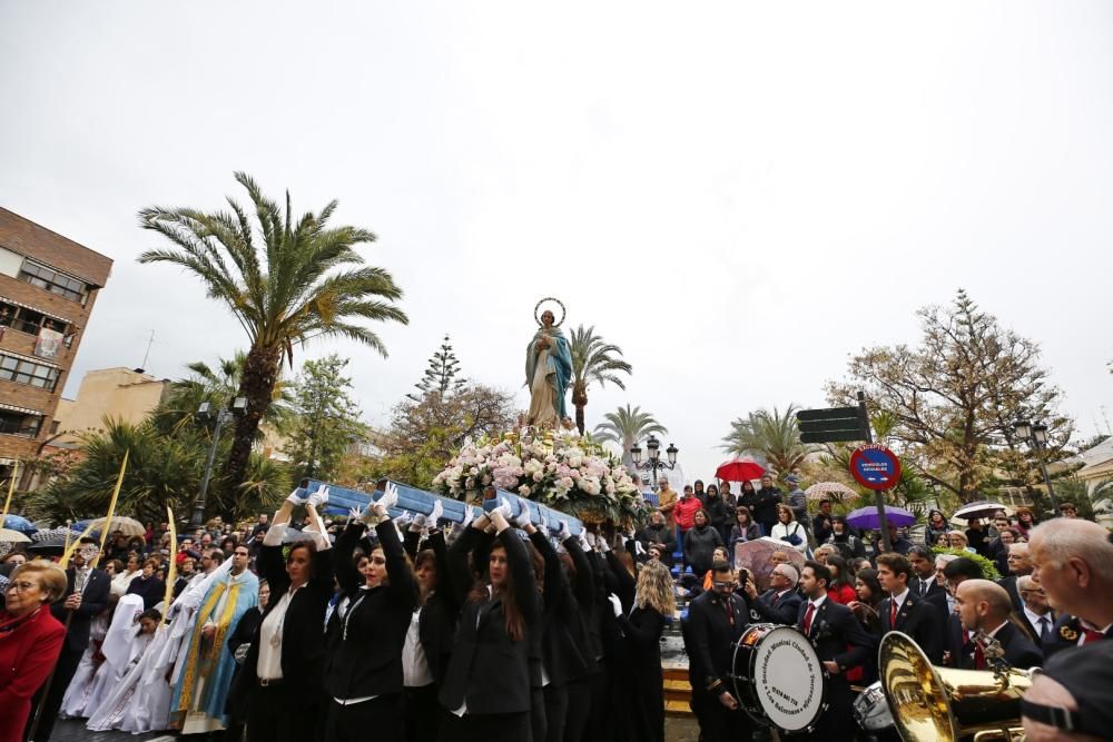 Pese a la fina lluvia que caía a primera hora de la mañana la procesión de Domingo de Resurección pudo celebrar el tradicional Encuentro en las cuatro esquinas