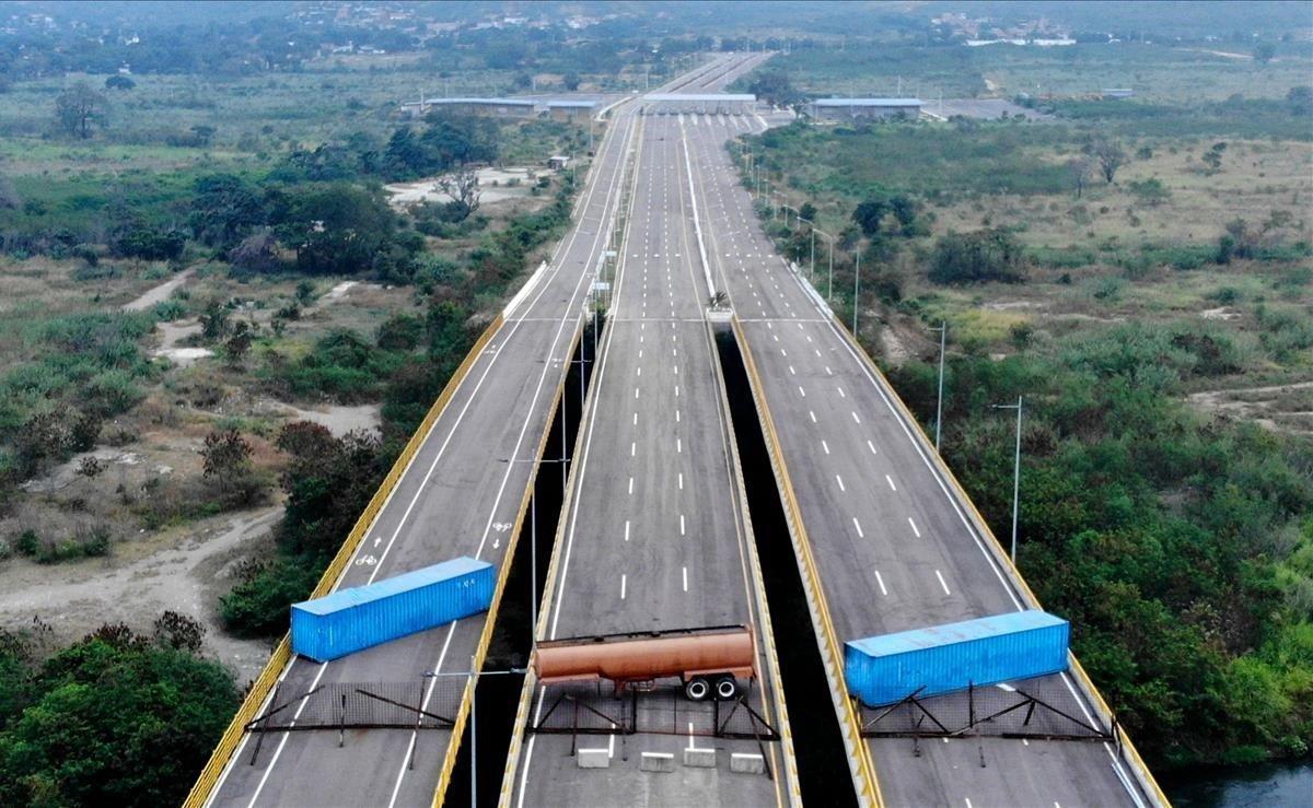 Vista aérea del Puente Tienditas en la frontera entre Cúcuta, Colombia, y Táchira, Venezuela, después de que las fuerzas militares venezolanas lo bloquearan con contenedores. Oficiales militares venezolanos bloquearon el puente en la frontera con Colombia antes de recibir un envío de ayuda humanitaria.