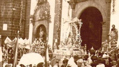 Procesión de las fiestas con las dos imágenes acompañantes en la década de 1920.
